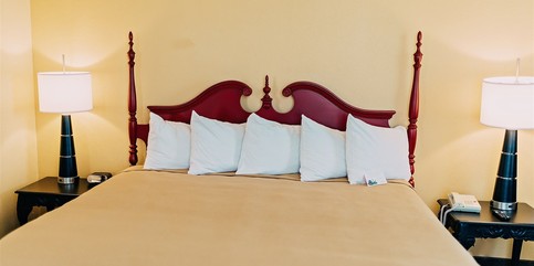 Honeymoon Suite with Giant Jetted Tub with Sitting Room
