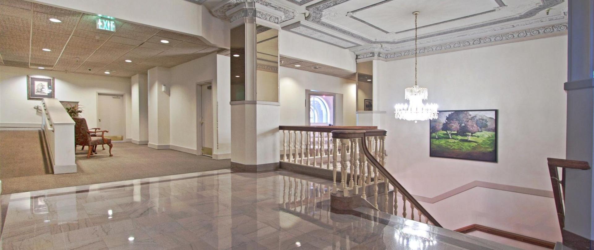 ut162-lobby-mezzaine-021.JPG